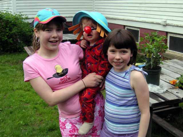 3 kids after circus.jpg (40653 bytes)